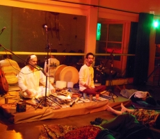 Concerto Meditativo na Casa Jaya, durante a Virada Sustentável 2013, em São Paulo. Com Ramam e Fernando Neder