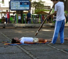 Demonstração da Massagem Sonora com Didgeridoo, no Circuito Carioca de Feiras Orgânicas, na Glória