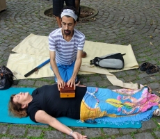 Demonstração da Massagem Sonora com Kalimba e Voz, no Circuito Carioca de Feiras Orgânicas, na Glória