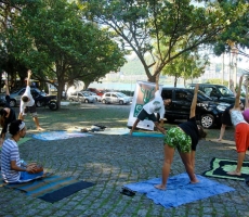 Mantras e Canções na prática de Yoga com Kalimba e Voz, no Circuito Carioca de Feiras Orgânicas, na Glória