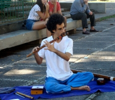Mantras e Canções na prática de Yoga com Kalimba e Voz, no Circuito Carioca de Feiras Orgânicas, na Glória