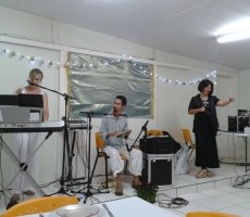 ParticipaSons Musicais no Reveillon 2012-13, no Paraíso na Terra, em Brazilândia/DF: banda \'ShiSanDan\', com Shizue Naka, Sanoeth Schulze e Daniel Ramam.