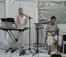 ParticipaSons Musicais no Reveillon 2012-13, no Paraíso na Terra, em Brazilândia/DF: Sanoeth Schulze cantando MPB e Daniel Ramam tocando cavaco.