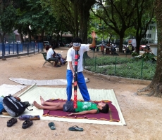 Demonstração da Massagem Sonora com Didgeridoo, no Circuito Carioca de Feiras Orgânicas, no Bairro Peixoto