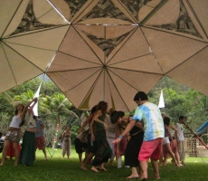 Participantes explorando o corpo e sua sonoridade, em uma bela prática de Acorde Livre, na Aldeia Nova Terra, Vargem Pequena, em novembro de 2011.