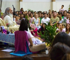 Satsang com Sri Prem Baba no Rio (jul/12): tocando e cantando para o amado Pai do Amor!