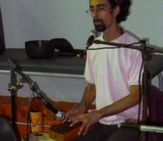 Satsang com Sri Prem Baba no Rio (jul/12): tocando e cantando para o amado Pai do Amor!