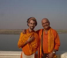 Munger ))) Sw. Muktidharma, mestre do Retiro de Nada Yoga pela Bihar School of Yoga