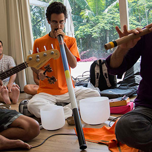 Ramam tocando Didgeridoo